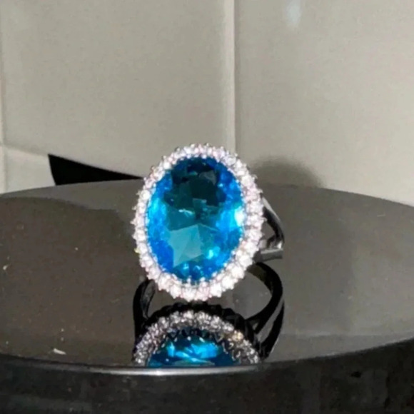 Striking oval 9 carat ocean blue topaz with a cz halo Sterling silver size 7 - Picture 2 of 14